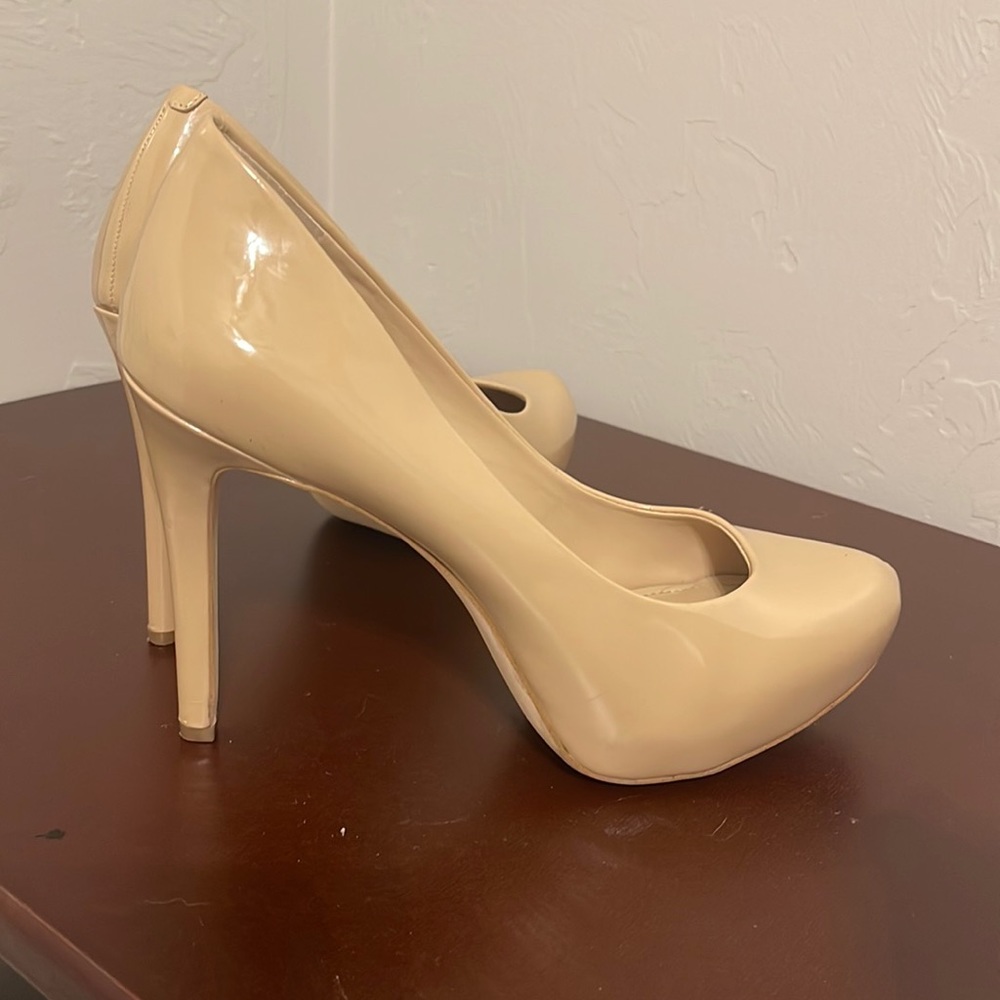 BCBG Generation nude Pumps